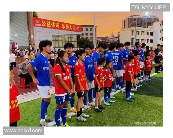 足球明星亲临赛场助威球迷热情高涨共同见证精彩瞬间